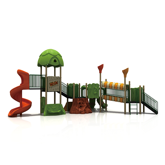 Attrezzature per parchi giochi per bambini all'aperto nella foresta verde per la scuola materna