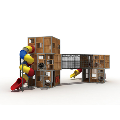 Parco giochi per bambini torre di arrampicata in legno nel parco di divertimenti